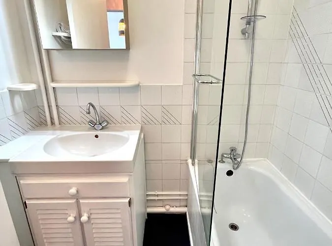 Apartment Nihal, Proche Zenith Avec Parking Et Balcon Caen